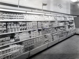 ケーキとプリンの混合通路、ウールワースストア、1956 作： English Photographer